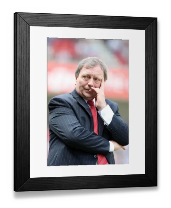 Framed Print : Arsenal Ladies FA Cup Victory: Manager Vic Akers Celebrates 4-1 Win Over Leeds United