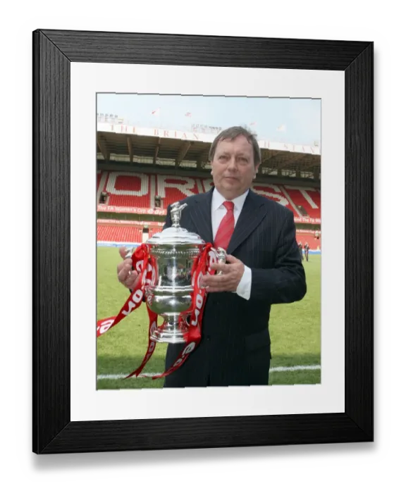Framed Print : Vic Akers with the FA Cup: Arsenal Ladies Triumph over Leeds United (5-8-08)