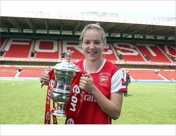 Gemma Davison with the FA Cup Trophy (Arsenal)