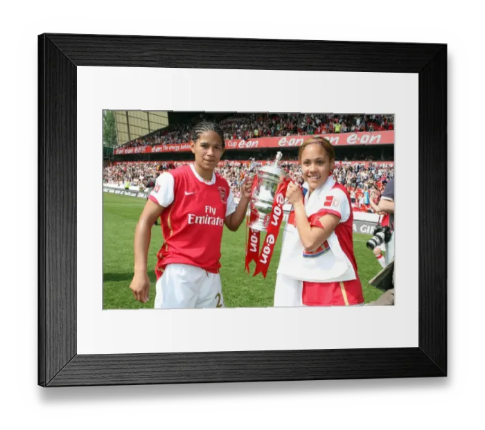 Framed Print : Mary Phillip and Alex Scott (Arsenal) with the FA Cup Trophy