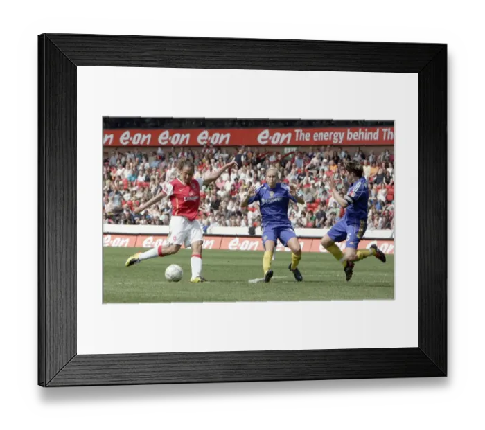 Framed Print : Lianne Sanderson scores Arsenals 3rd goal past Jess Wright (Leeds)