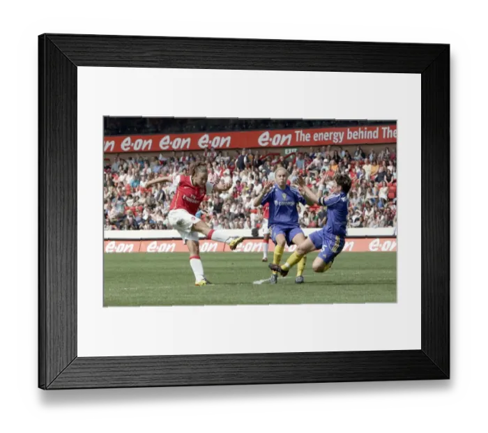 Framed Print : Lianne Sanderson Scores the Decisive Goal: Arsenal Ladies 4-1 Leeds United in the FA Women's Cup Final