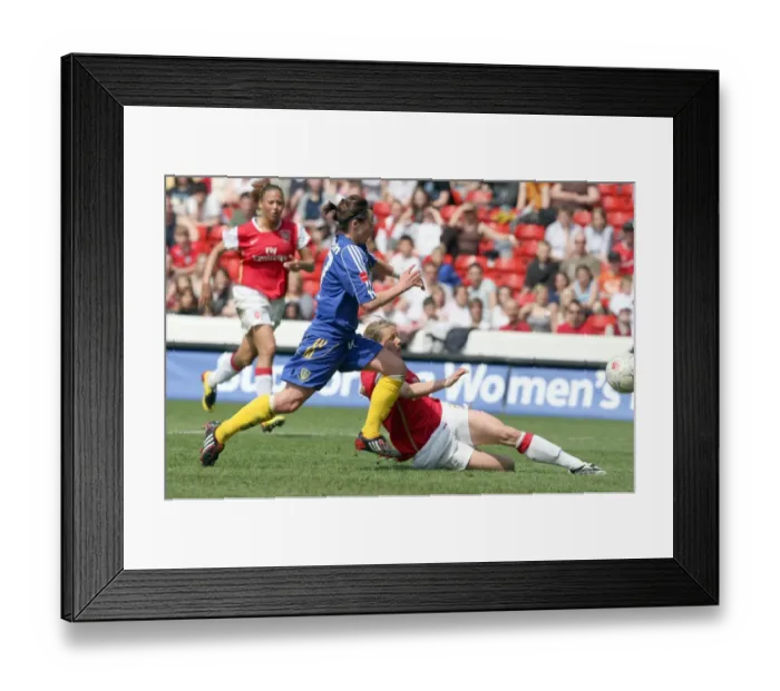 Framed Print : Kelly Smith scores Arsenals 1st goal past Alex Culvin (Leeds)