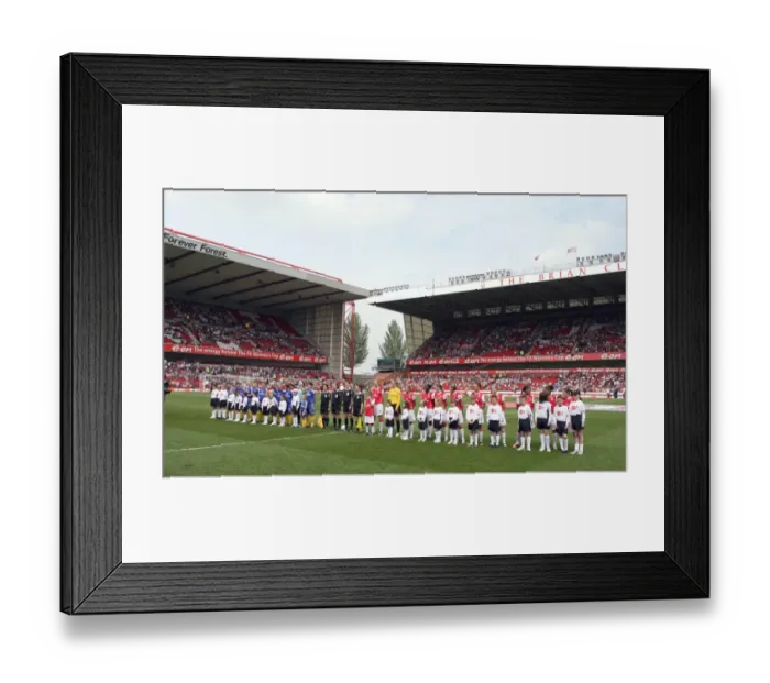 Framed Print : The Arsenal and Leeds teams line up before the match Framed Print : The Arsenal and Leeds teams line up before the match