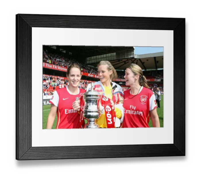 Framed Print : Yvonne Tracy, Emma Byrne and Ciara Grant (Arsenal) with the FA Cup Trophy