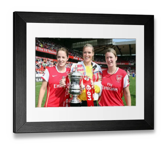 Framed Print : Arsenal Triumphs: Yvonne Tracy, Emma Byrne, and Ciara Grant with the FA Cup after a 4:1 Victory over Leeds United