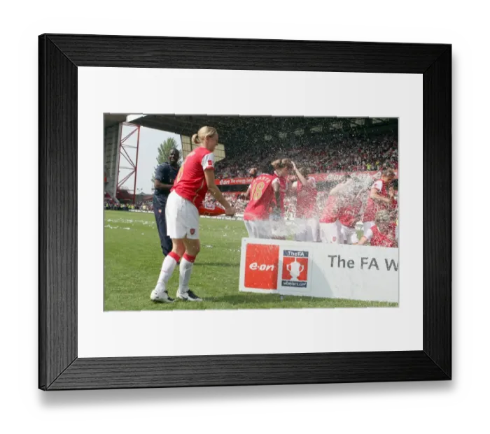Framed Print : Faye White (Arsenal) celebrates winning the FA Cup Trophy