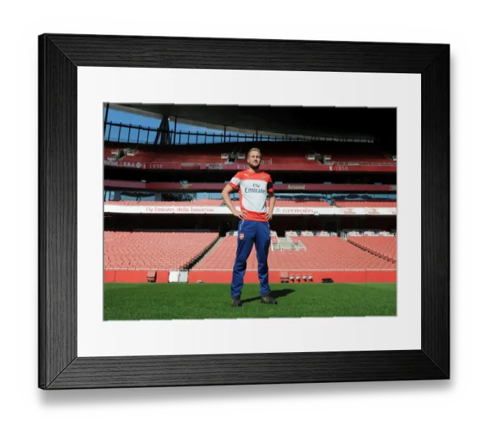 Framed Print : Arsenal 1st Team Photocall at Emirates Stadium: Reece Watson, The Groundsman