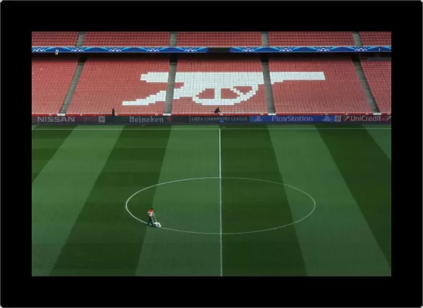 Arsenal's Prepared Emirates Stadium for Monaco Clash (2015): A Closer Look at the Marked Pitch