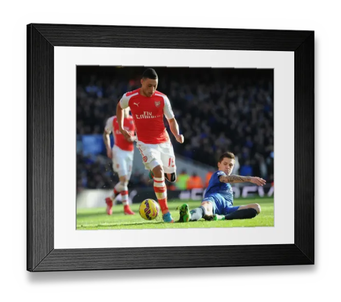 Framed Print : Arsenal's Alex Oxlade-Chamberlain Outmaneuvers Everton's Muhamed Besic