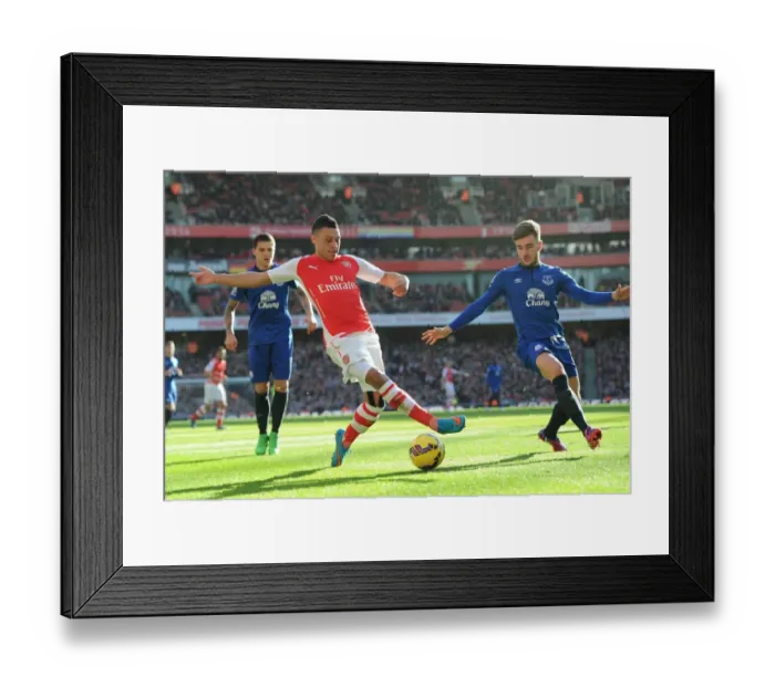 Framed Print : Arsenal's Alex Oxlade-Chamberlain Fends Off Everton's Luke Garbutt Challenge