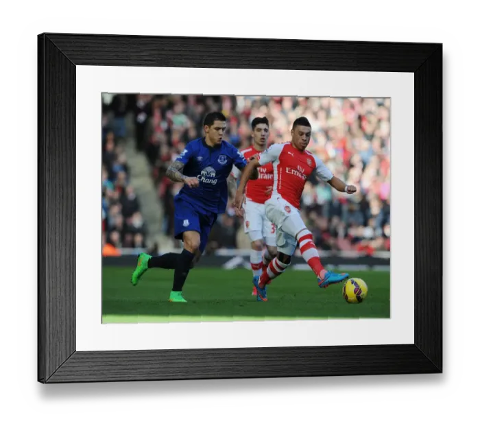 Framed Print : Arsenal's Oxlade-Chamberlain Outmaneuvers Everton's Besic in Premier League Clash Framed Print : Arsenal's Oxlade-Chamberlain Outmaneuvers Everton's Besic in Premier League Clash