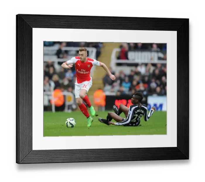 Framed Print : Arsenal's Calum Chambers Outmaneuvers Newcastle's Sami Ameobi in Premier League Clash