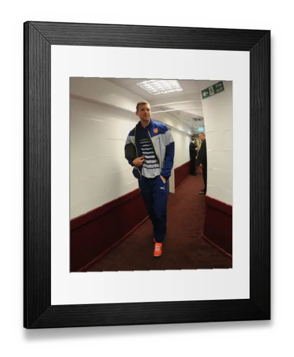 Framed Print : Per Mertesacker's Arrival: Burnley vs Arsenal, Premier League 2014 / 15 Framed Print : Per Mertesacker's Arrival: Burnley vs Arsenal, Premier League 2014 / 15