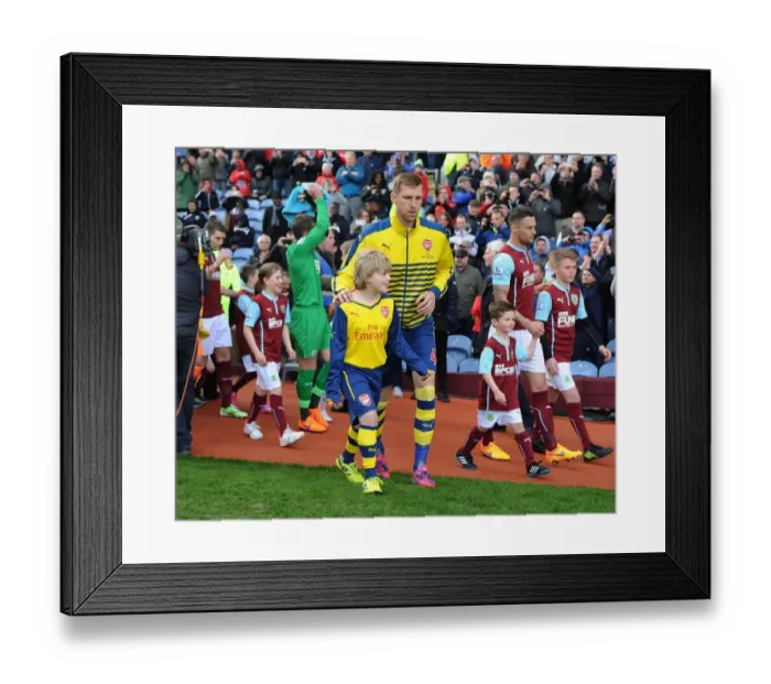 Framed Print : Per Mertesacker and Arsenal Mascot: Pre-Match Moment at Burnley, 2014 / 15 Framed Print : Per Mertesacker and Arsenal Mascot: Pre-Match Moment at Burnley, 2014 / 15