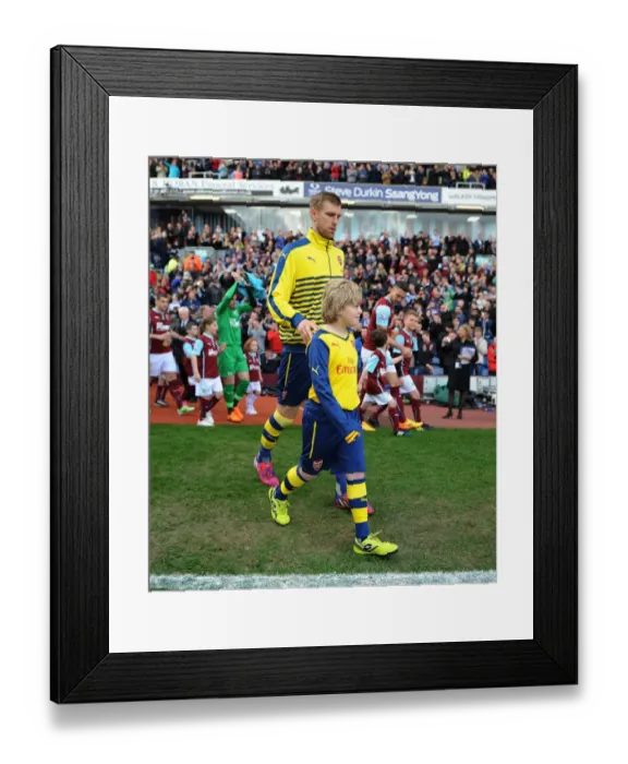 Framed Print : Per Mertesacker and the Arsenal Mascot: Sharing a Pre-Match Moment at Burnley, 2015