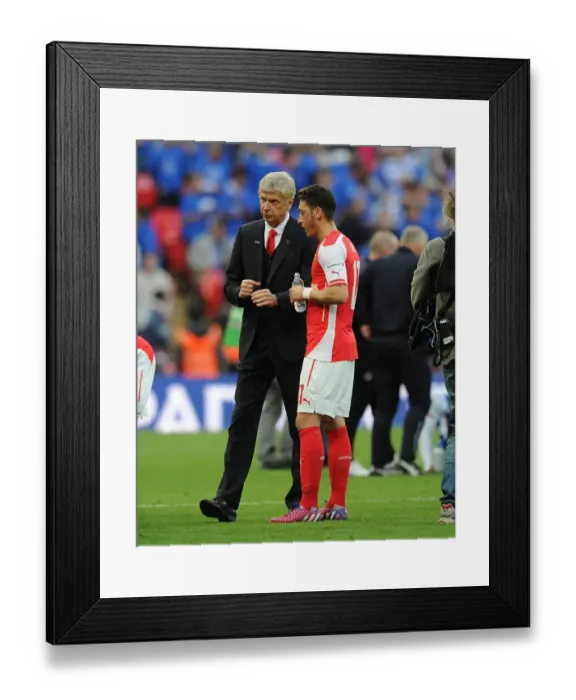 Framed Print : Arsene Wenger Consulting with Mesut Ozil during Arsenal's FA Cup Semi-Final vs. Reading (2015)
