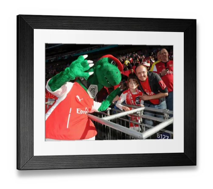 Framed Print : Arsenal's Gunner Celebrates FA Cup Semi-Final Victory at Wembley (18 / 4 / 15) Framed Print : Arsenal's Gunner Celebrates FA Cup Semi-Final Victory at Wembley (18 / 4 / 15)