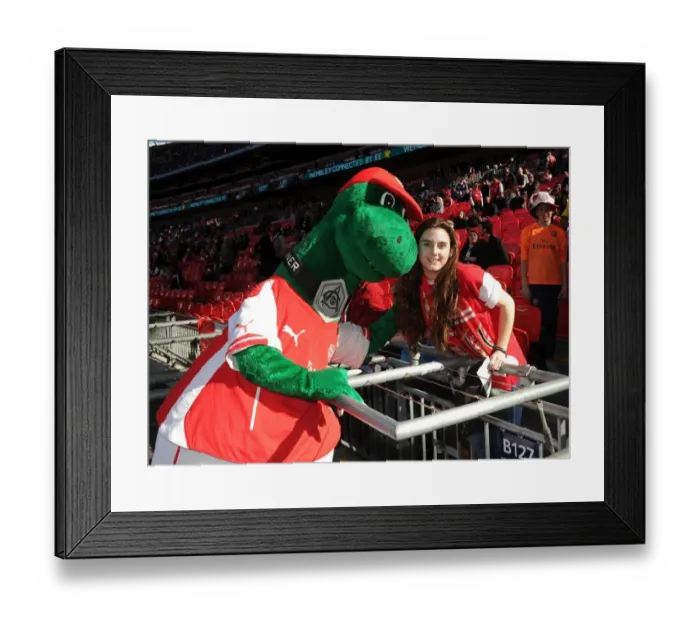 Framed Print : Gunner meets the fans before the match. Arsenal 2: 1 Reading. FA Cup Semi Final. Wembley Stadium