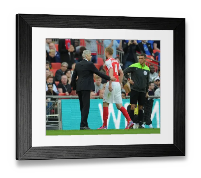 Framed Print : Arsene Wenger Comforts Substituted Per Mertesacker during FA Cup Semi-Final
