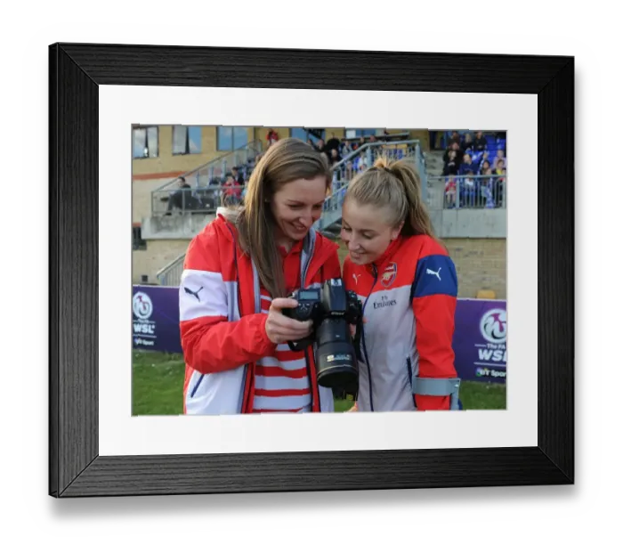 Framed Print : Arsenal Goalkeeper Siobhan Chamberlain Shows Photos to Leah Williamson Before Chelsea vs Arsenal WSL Match