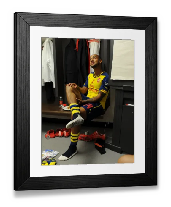Framed Print : Theo Walcott's Triumphant FA Cup Celebration: Arsenal's Victory over Aston Villa