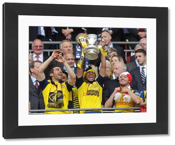 Francis Coquelin (Arsenal) lift the FA Cup after the match. Arsenal 4: 0 Aston Villa