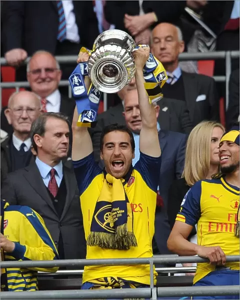 Mathieu Flamini (Arsenal) lift the FA Cup after the match. Arsenal 4: 0 Aston Villa