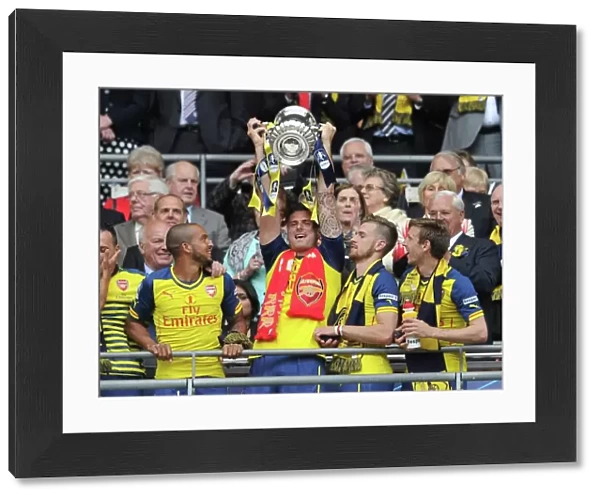 Olivier Giroud (Arsenal) lift the FA Cup after the match. Arsenal 4: 0 Aston Villa
