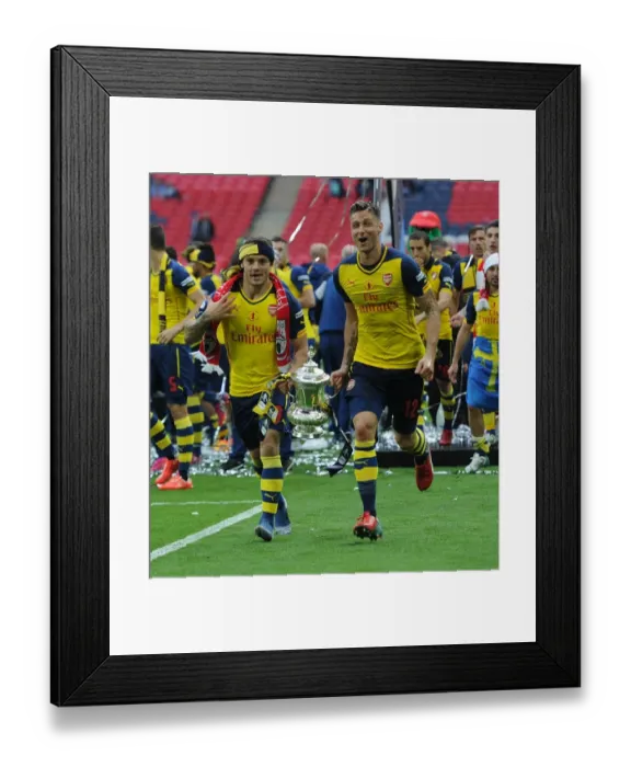 Framed Print : Jack Wilshere and Olivier Giroud (Arsenal) with the FA Cup Trophy after the match