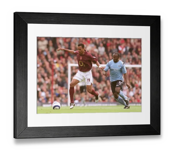 Framed Print : Gilberto (Arsenal) Darius Vassell (Man City). Arsenal 1: 0 Manchester City Framed Print : Gilberto (Arsenal) Darius Vassell (Man City). Arsenal 1: 0 Manchester City