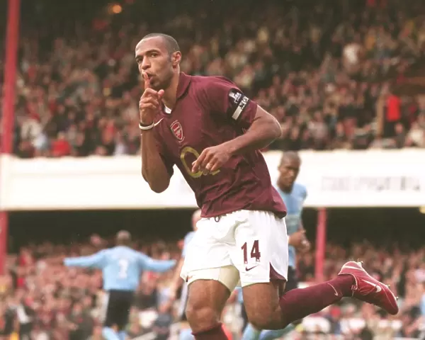 Thierry Henry (Arsenal) celebrates Arsenals goal. Arsenal 1: 0 Manchester City