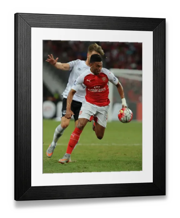 Framed Print : Arsenal's Oxlade-Chamberlain Outsmarts Everton's Garbutt in Barclays Asia Trophy Clash