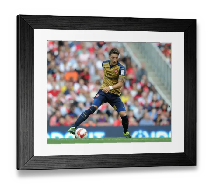 Framed Print : Mesut Ozil's Stellar Performance: Arsenal vs. Olympique Lyonnais - Emirates Cup 2015