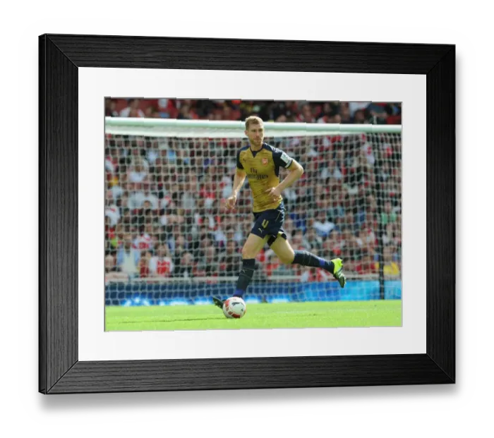 Framed Print : Per Mertesacker in Action: Arsenal vs Lyonnais, Emirates Cup 2015 / 16
