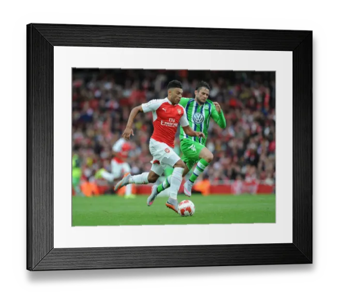 Framed Print : Arsenal vs. VfL Wolfsburg: Oxlade-Chamberlain vs. Trasch - Clash at the Emirates Cup 2015 / 16
