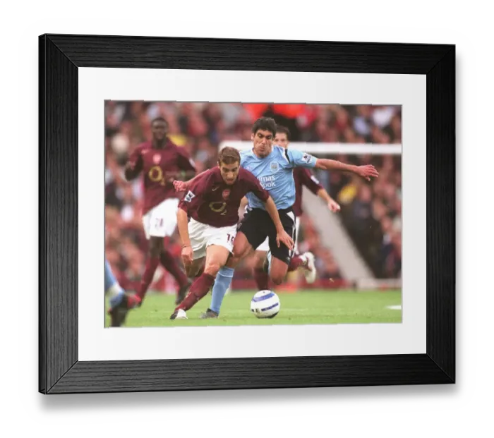 Framed Print : Mathieu Flamini (Arsenal) Claudio Reyna (Man City). Arsenal 1: 0 Manchester City
