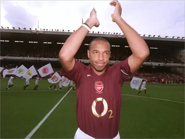 Thierry Henry (Arsenal) claps the fans before the start of the match