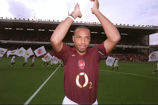 Thierry Henry (Arsenal) claps the fans before the start of the match