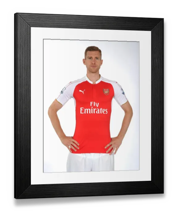 Framed Print : Per Mertesacker: Arsenal's 2015-16 Season Kick-Off Framed Print : Per Mertesacker: Arsenal's 2015-16 Season Kick-Off