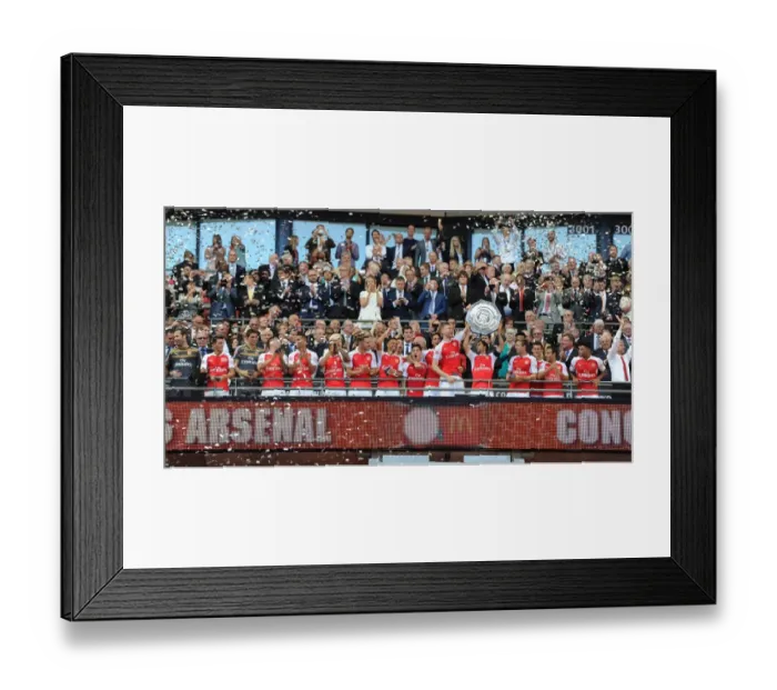 Framed Print : Arsenal Lift the Community Shield: Arsenal vs. Chelsea, 2015-16 - Victory at Wembley