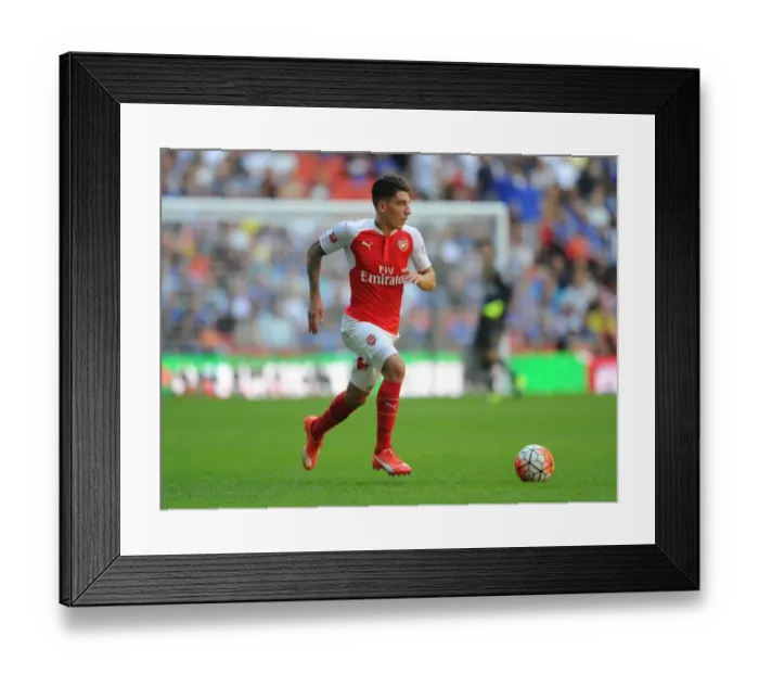 Framed Print : Hector Bellerin in Action: Arsenal vs. Chelsea - FA Community Shield 2015-16