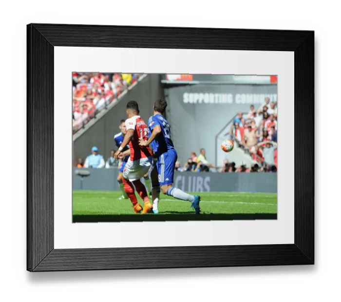 Framed Print : Alex Oxlade-Chamberlain's Dramatic Goal: Arsenal's FA Community Shield Victory over Chelsea (2015) - Oxlade-Chamberlain Scores under Azpilicueta's Pressure
