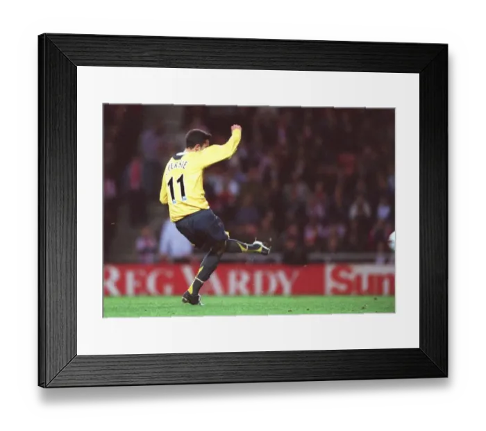 Framed Print : Robin van Persie scores Arsenals 2nd goal from the penalty spot