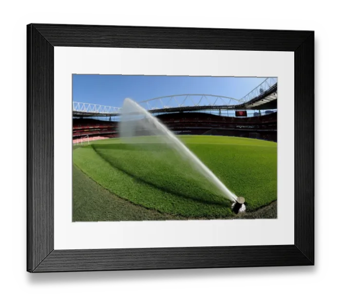 Framed Print : Arsenal vs. West Ham United: Pitch Preparation at The Emirates (2015-16) Framed Print : Arsenal vs. West Ham United: Pitch Preparation at The Emirates (2015-16)