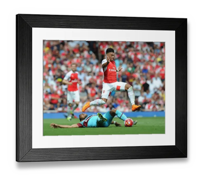 Framed Print : Oxlade-Chamberlain Outsmarts Payet: Arsenal's Triumph Over West Ham, 2015-16 Premier League