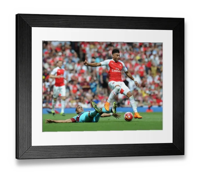 Framed Print : Arsenal's Oxlade-Chamberlain Outsmarts Payet: A Premier League Masterclass in Outmaneuvering the opposition