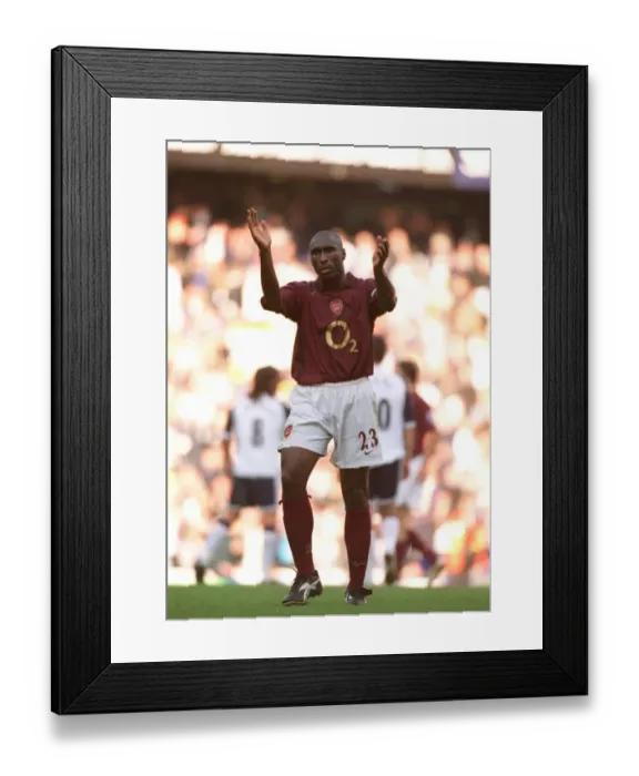 Framed Print : Arsenal captain Sol Campbell applauds the fans after the match Framed Print : Arsenal captain Sol Campbell applauds the fans after the match