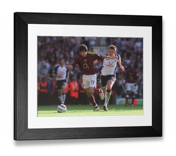 Framed Print : Cesc Fabregas (Arsenal) Michael Carrick (Tottenham)