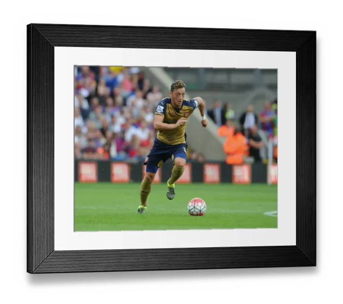 Framed Print : Mesut Ozil in Action: Arsenal vs. Crystal Palace, Premier League 2015-16